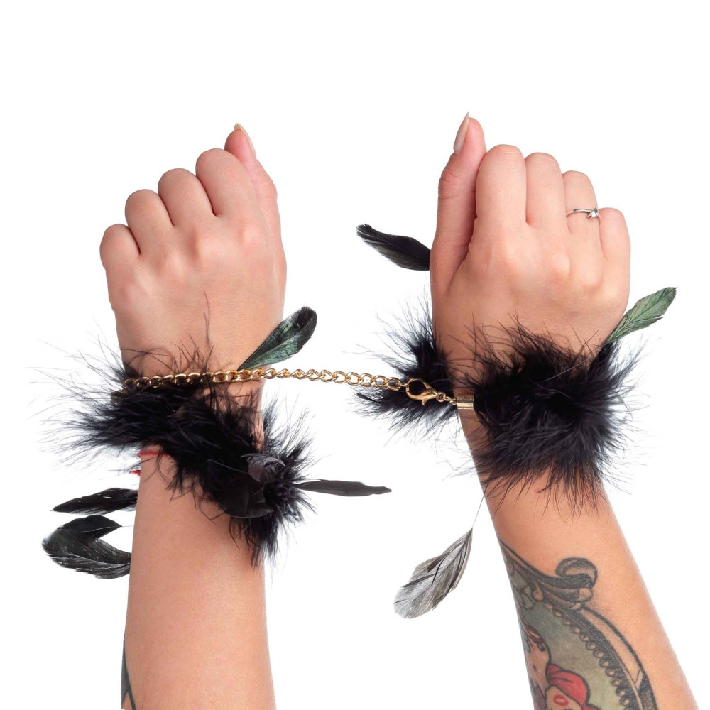 Наручники черные с длинными перьями на золотой цепочке (33418), zoom