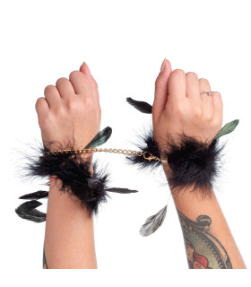 Наручники черные с длинными перьями на золотой цепочке - No Taboo