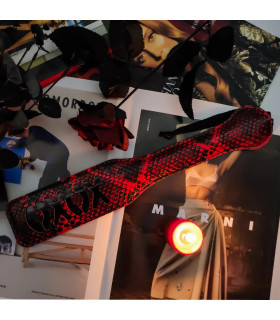 Паддл з тисненням під зміїну шкіру, з написом XOXO, екошкіра, червоно-чорний, 31.5 см - No Taboo