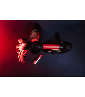 Флоггер с петлей на рукояти Candy Hero, натуральная кожа, черно-красный, 30 хвостов, 45 см - No Taboo