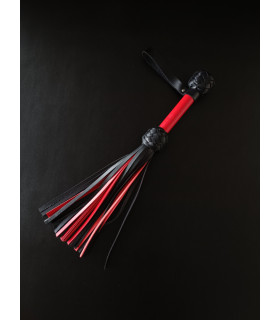 Флоггер с петлей на рукояти Candy Hero, натуральная кожа, черно-красный, 30 хвостов, 45 см - No Taboo