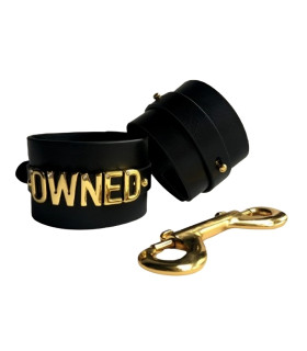 Наручники с надписью Owned от UPKO, из натуральной кожи, черные с золотой фурнитурой - No Taboo
