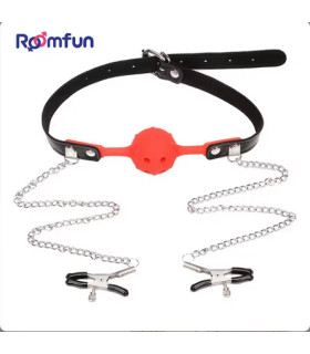 Кляп з чотирма отворами Roomfun із затискачами для сосків, червоний, 4.2 см - No Taboo