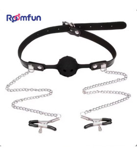 Кляп з чотирма отворами Roomfun із затискачами для сосків, чорний, 4.2 см - No Taboo