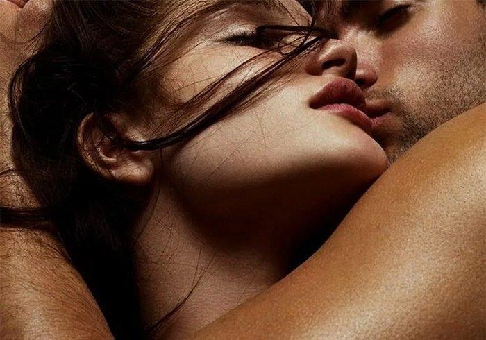 Фото 1 – мужчина целует женщину
