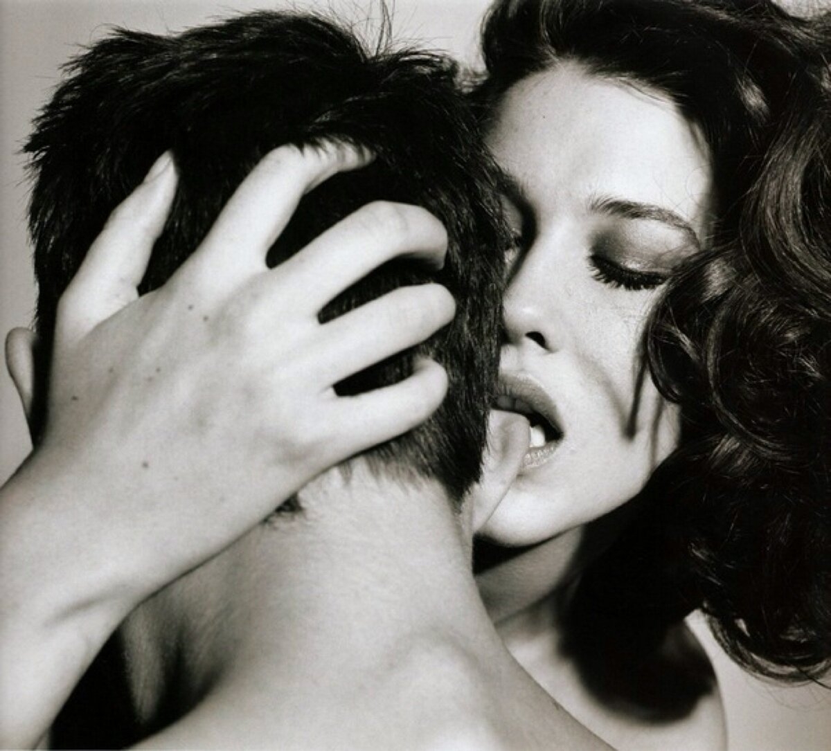 Фото 1 – женщина кусает мужчину за ушко