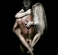 Фото 2 – женщина повисла на мужчине